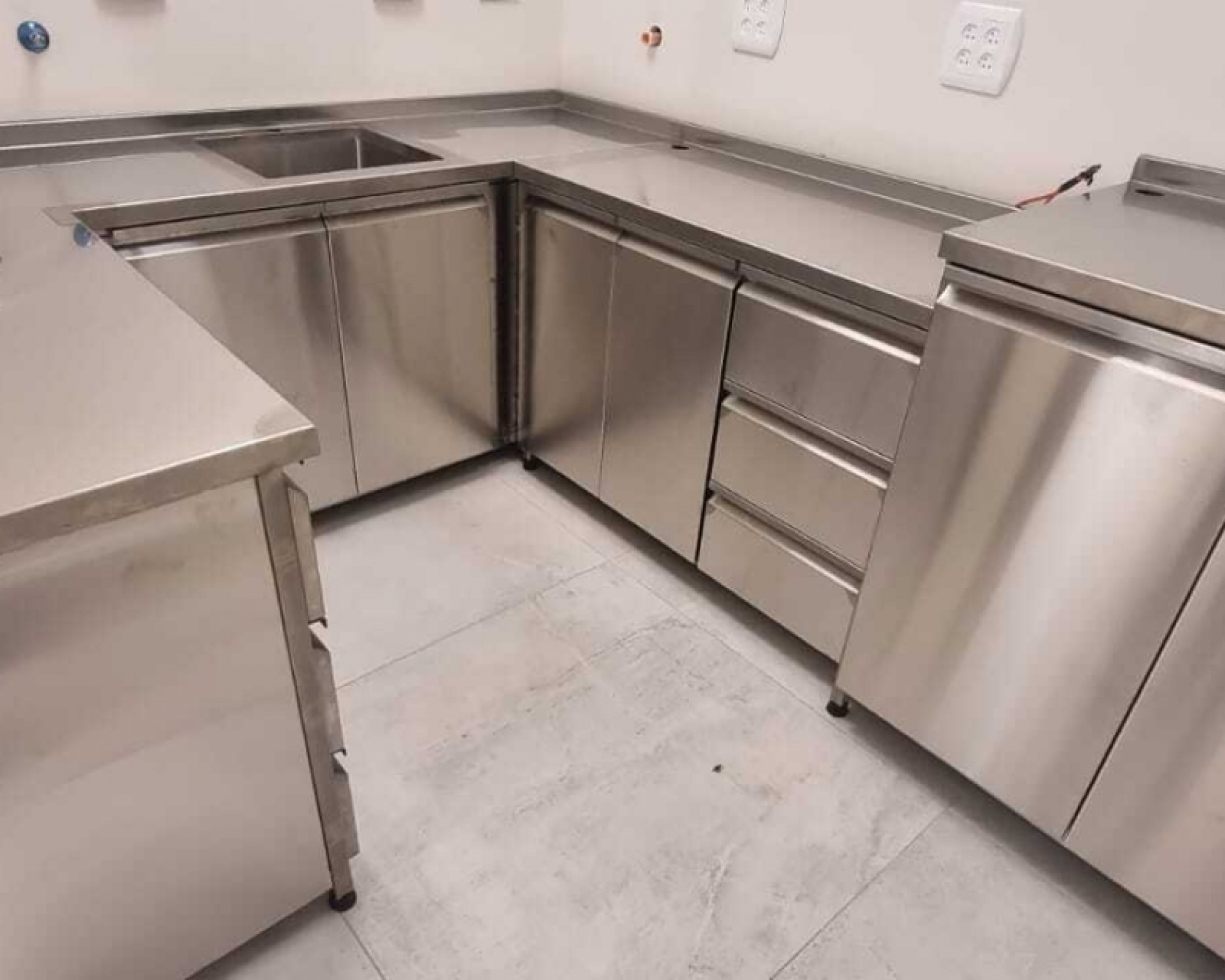 ארון נירוסטה פינתי למטבח, גרסת תמונה של מחשב