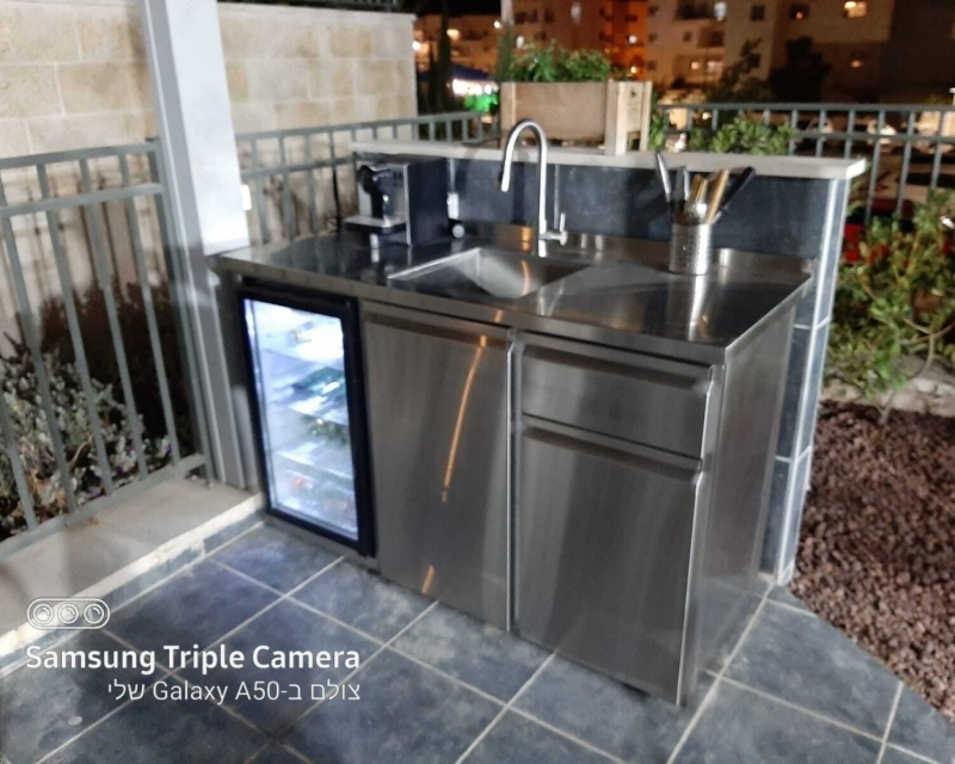 בר נירוסטה חוץ עם כיור ומקרר יינות, גרסת תמונה של מובייל